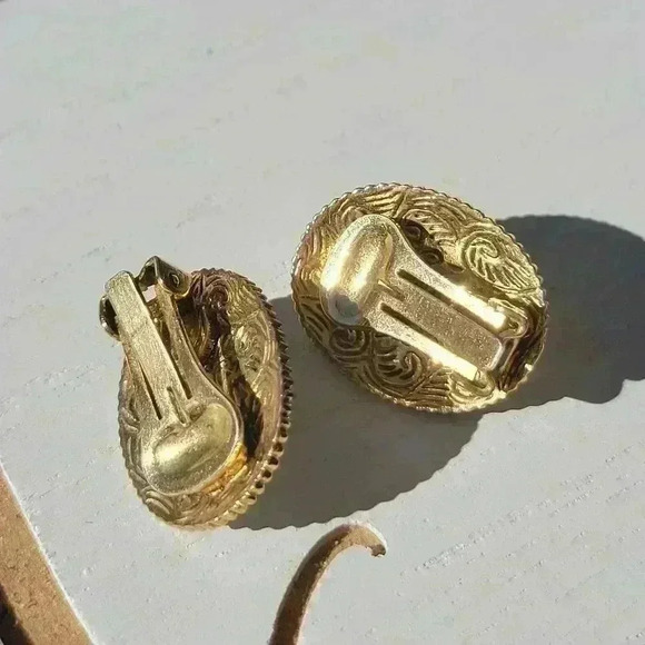 Vintage Victorian Design Earrings Gold Tone Pearl Cabochon Padded Clip - Picture 3 of 6